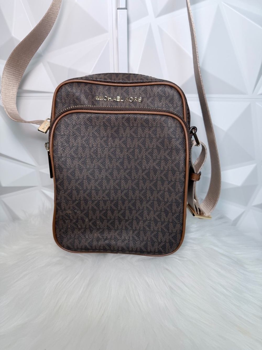 Michael Kors Jet Set Travel Medium Logo Crossbody Bag - Picture 2 of 12